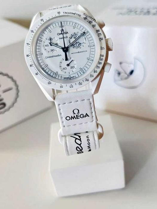 Swat-ch x Ome-ga Bioceramic MoonswatchMissionToMoonphaseSnoopySO33W700