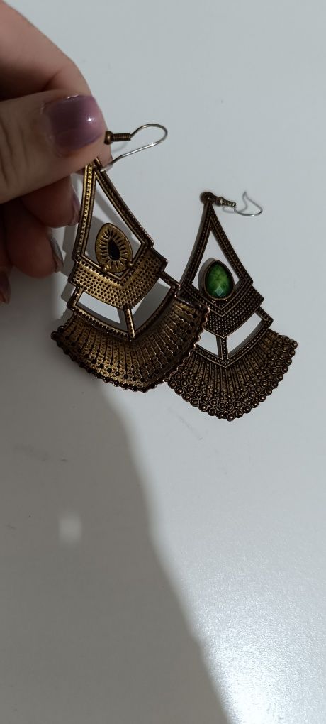 Brincos em dourado escuro e pedra verde