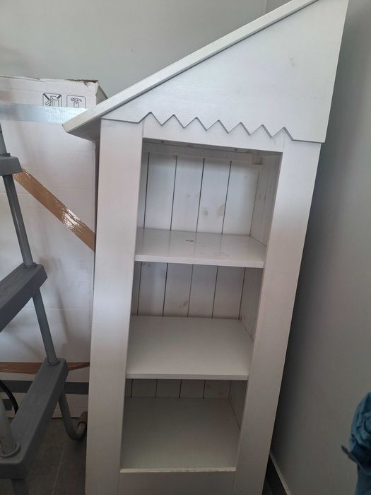 Pękny regał do pokoju dziecka