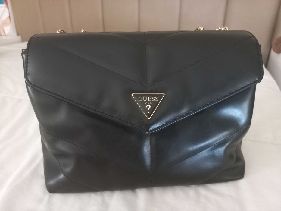 Mala Guess preta almofadada