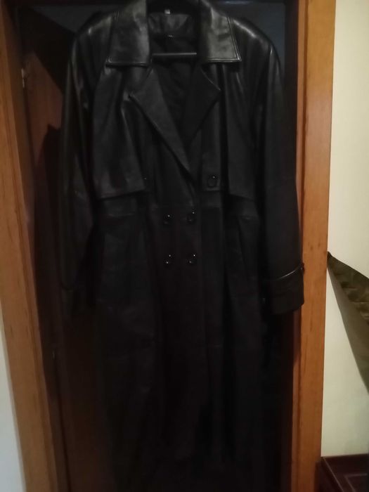 Casaco em cabedal preto comprido