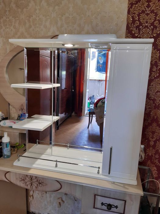 Полка в ванную с зеркалом, подсветкой и резеткой 70×70см