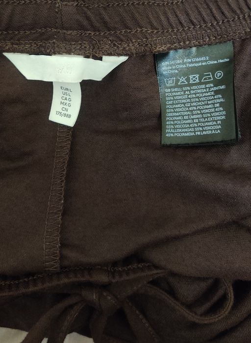 Чорний шоколад, стильні вільні штани із широкими штанинами від H&M.