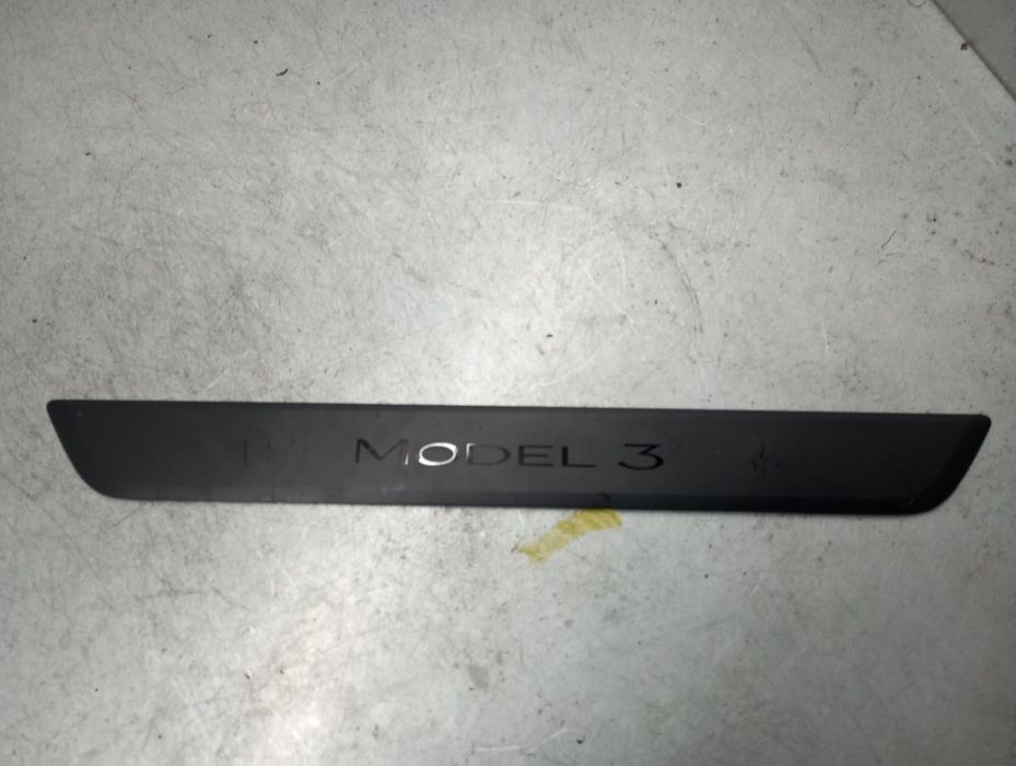Rodapé / soleira porta frente direita TESLA Model 3 (5YJ3)