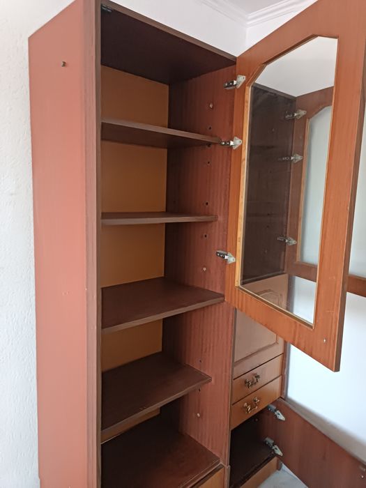 Продам сервант з поличками