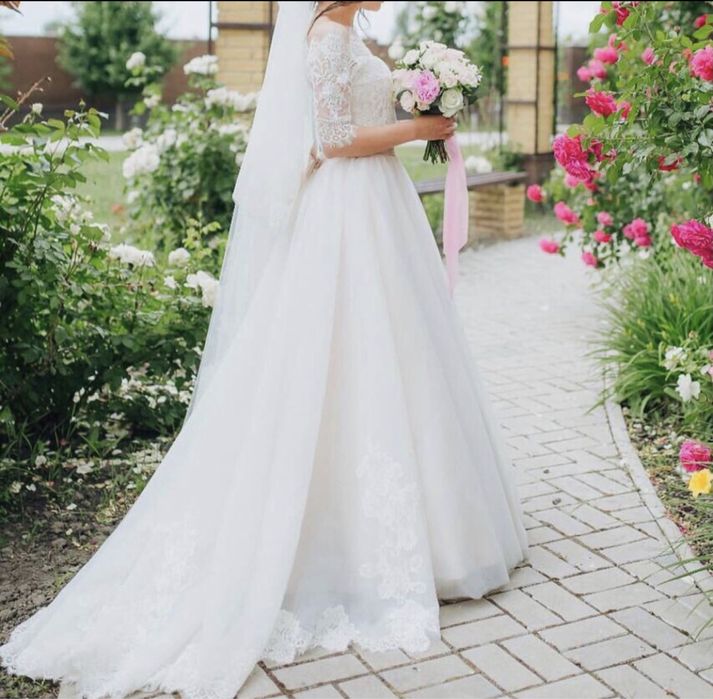 Свадебное платье с шлейфом (пудровое)