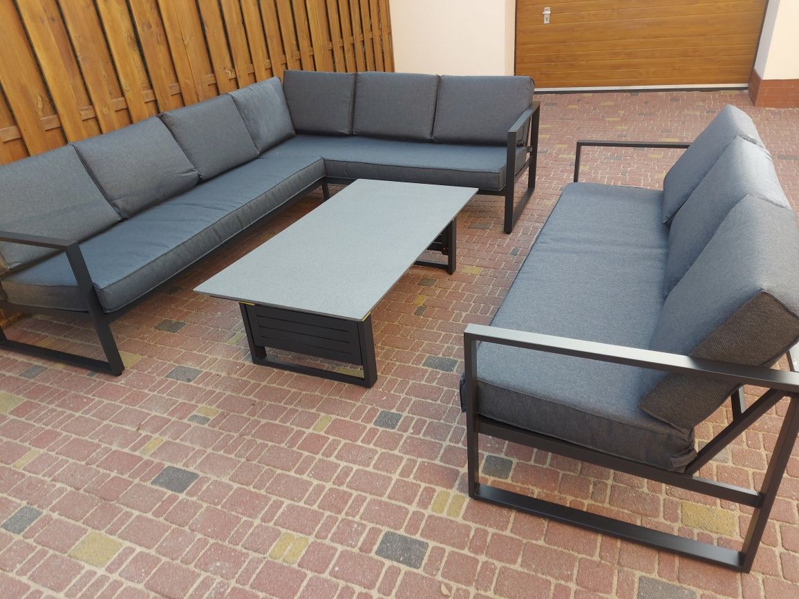 Dostępny zestaw Vonge narożnik plus sofa z stolikiem regulowanym.