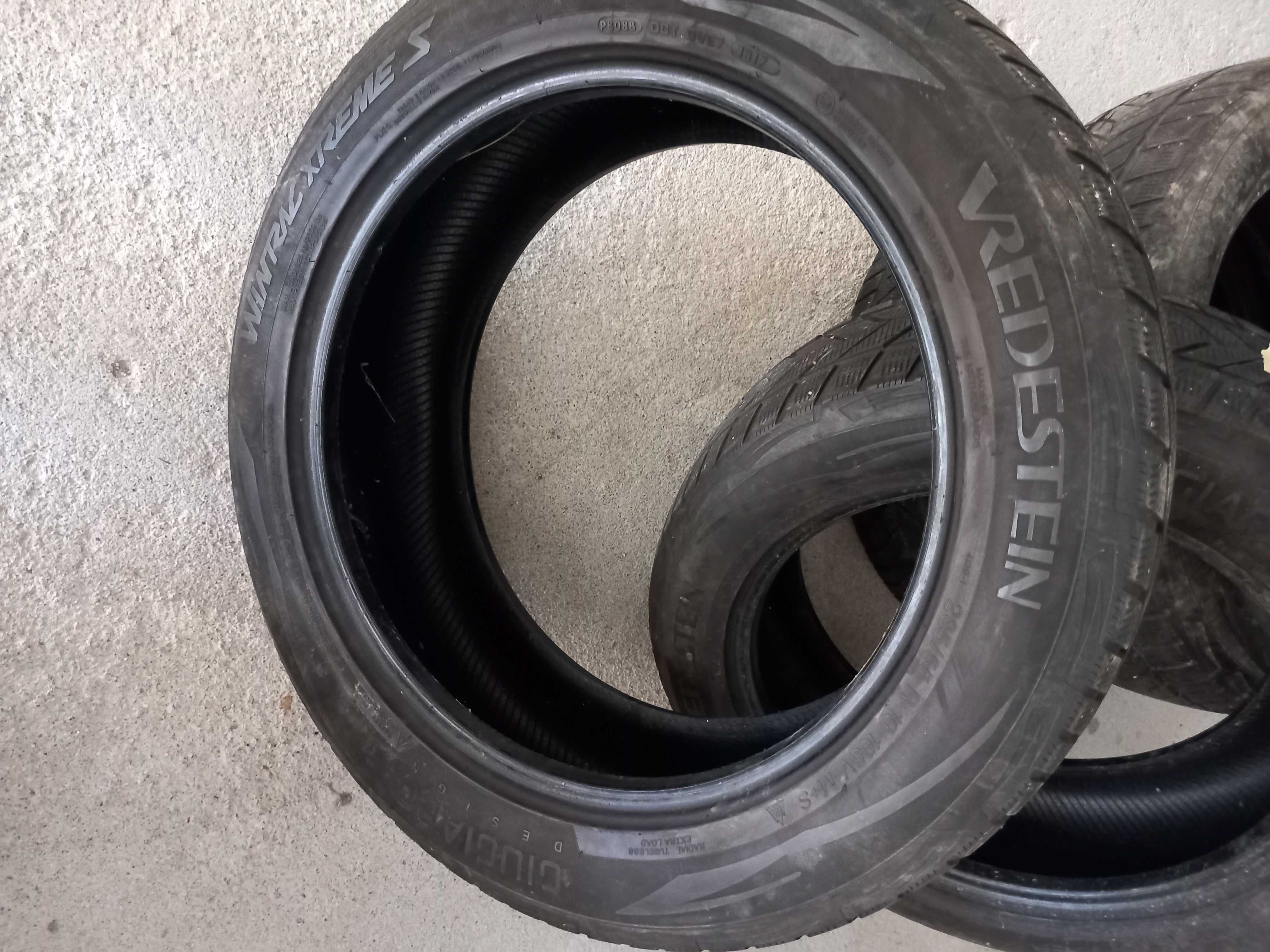 4 Pneus 235/55R19 Vredstein