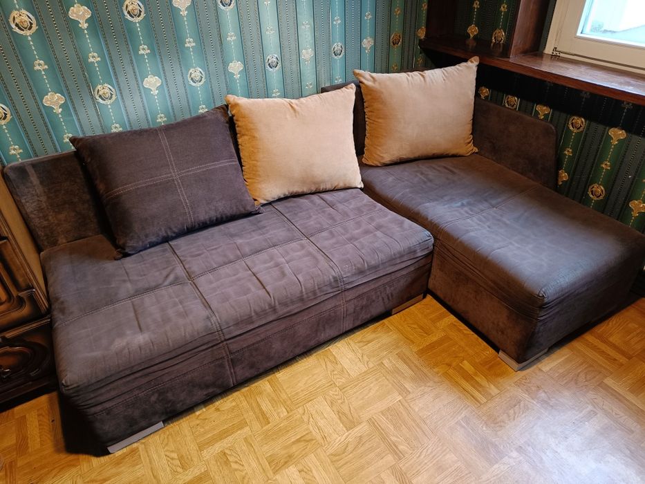 Kanapa narożna z pojemnikiem na pościel