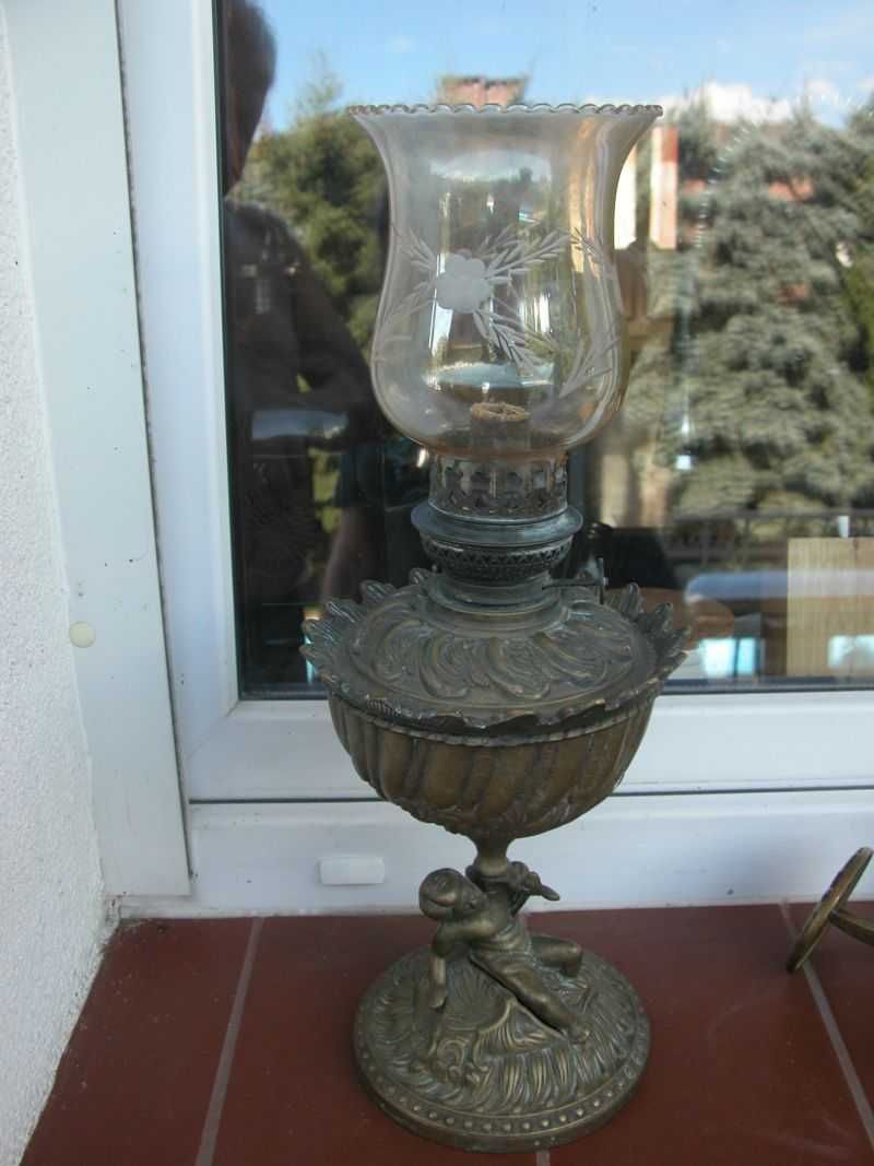 stara mosiężna lampa naftowa
