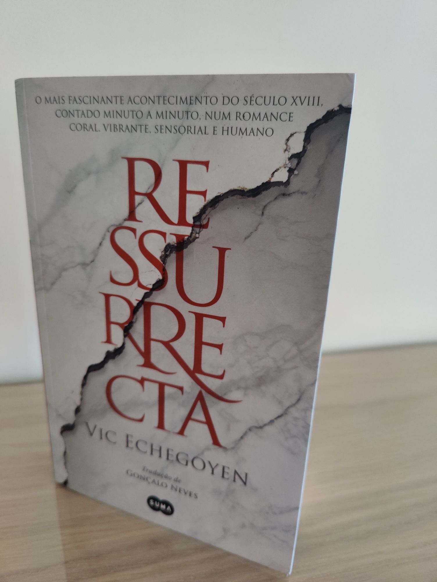 Livro Ressurrecta de Vic Echegoyen