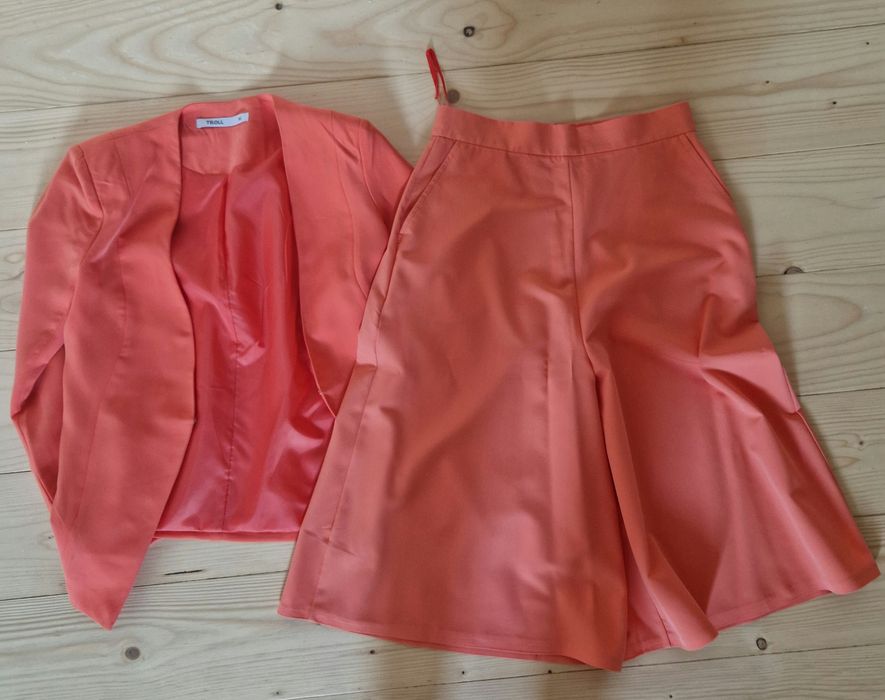 Жіночий оранжевий костюм