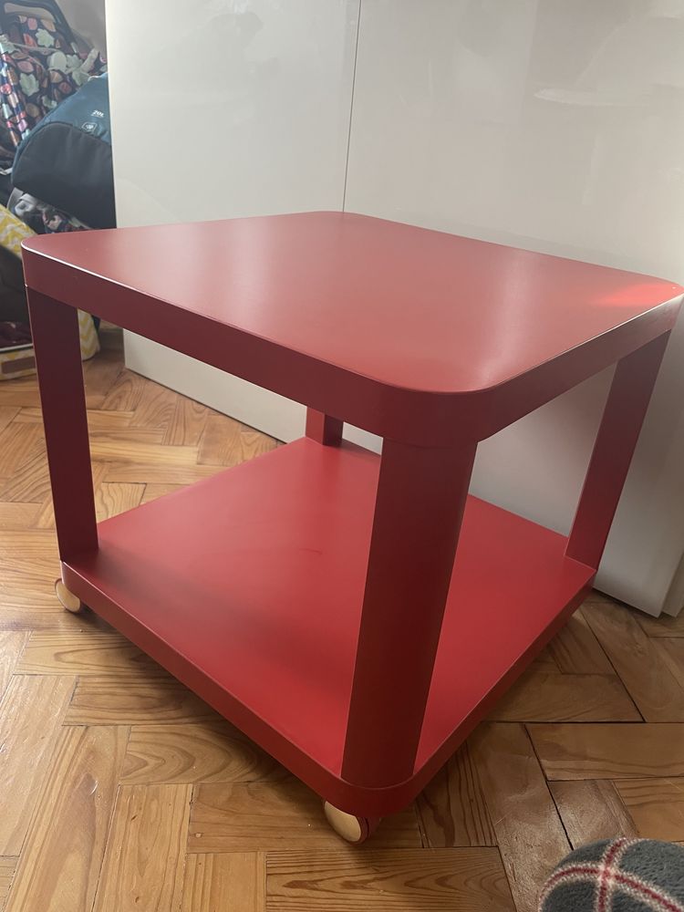 Mesa de apoio TINGBY IKEA vermelha