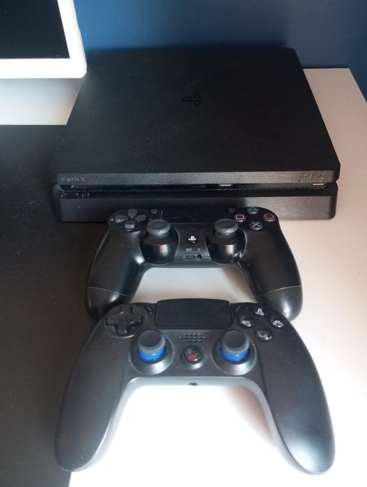 PlayStation 4 500gb + 2 comandos.
Em perfeito estado, estimada