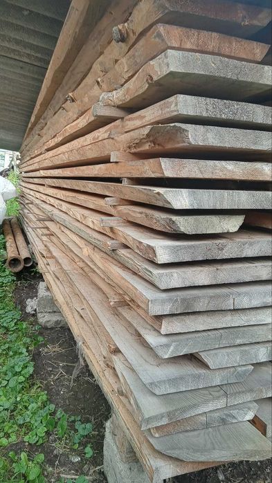 Соснова дошка не обрізана.