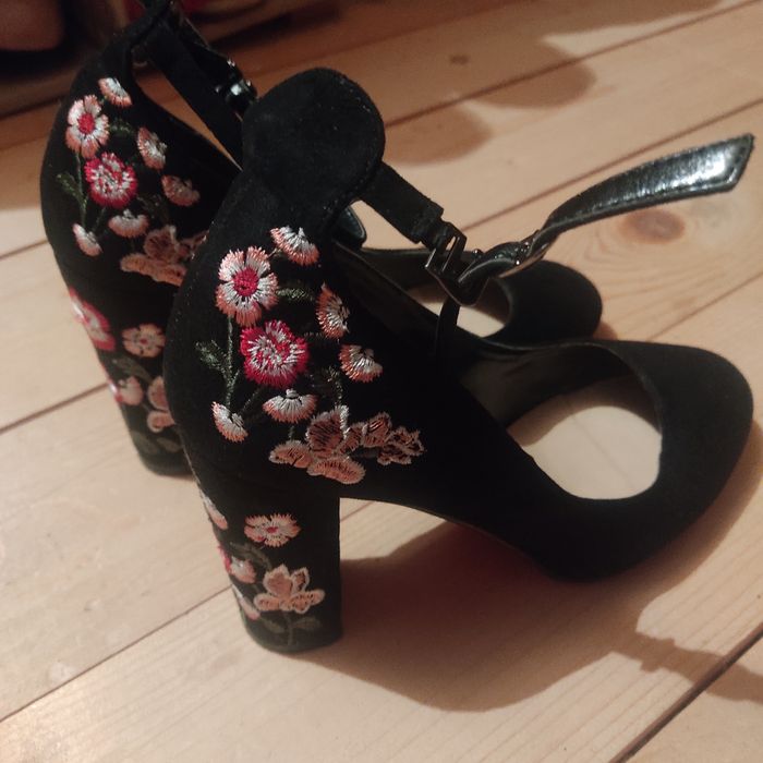 Жіноча туфлі з вишивкою