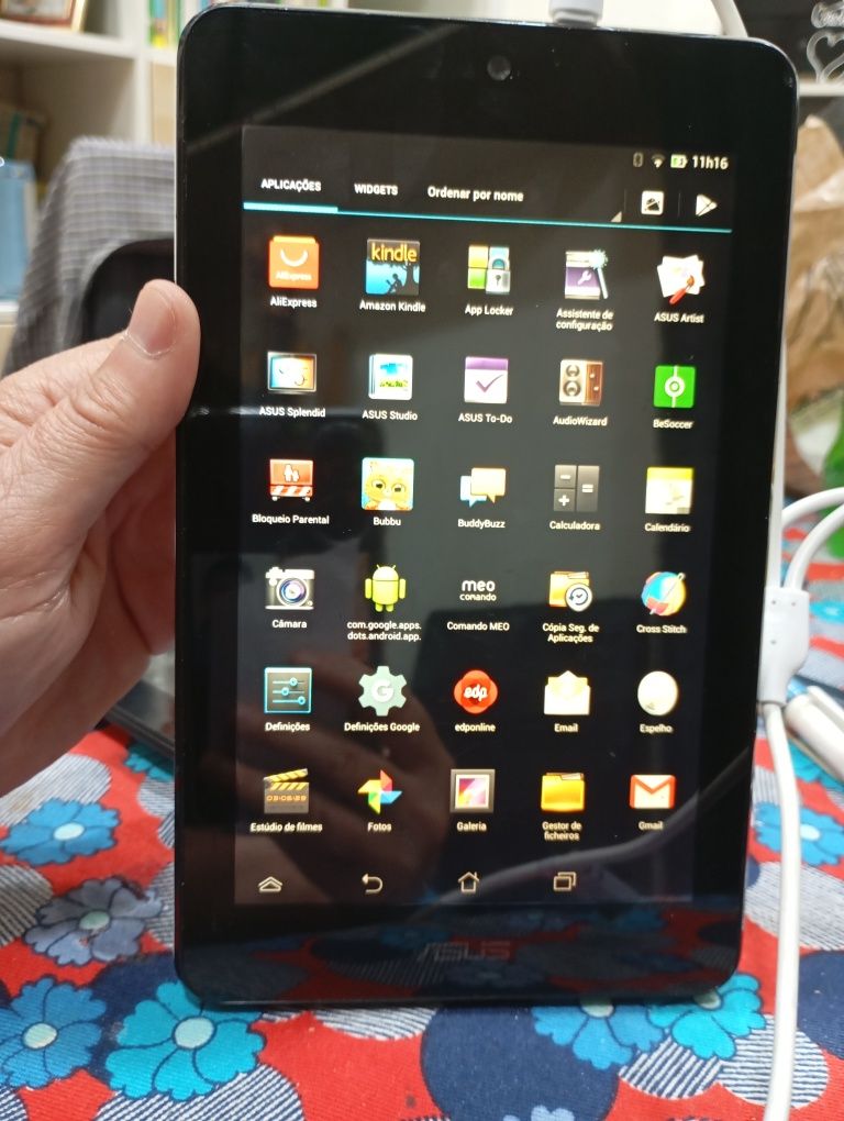 25€ tablet ASUS precisa de uma capa nova tem os botões estragados,