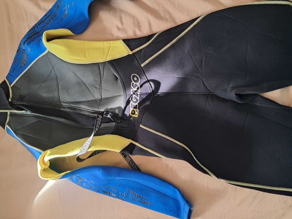 Гідрокостюм в хорошому стані