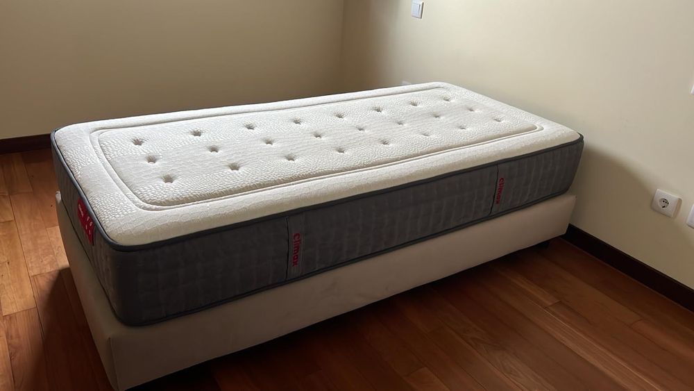 Cama de solteiro + armário de cabeceira + cabideiro