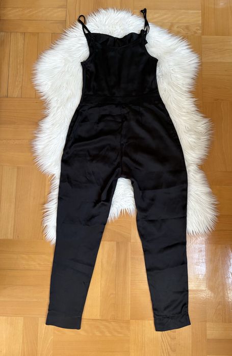 Kombinezon czarny damski na cienkich ramiączkach