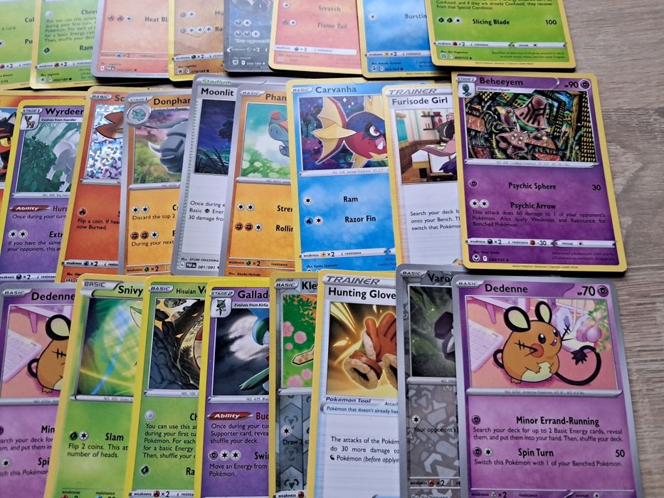 Sprzedam 62 karty Pokemon.