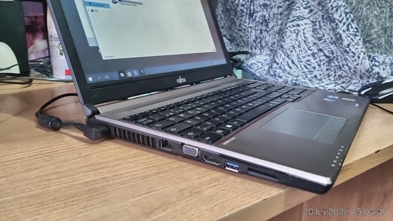 Laptop fuitsu Siemens e753