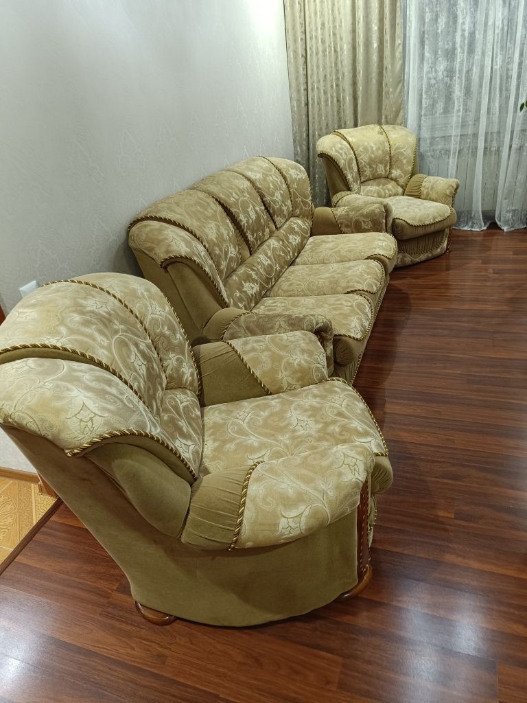 Мягкая мебель (диван и 2 кресла)