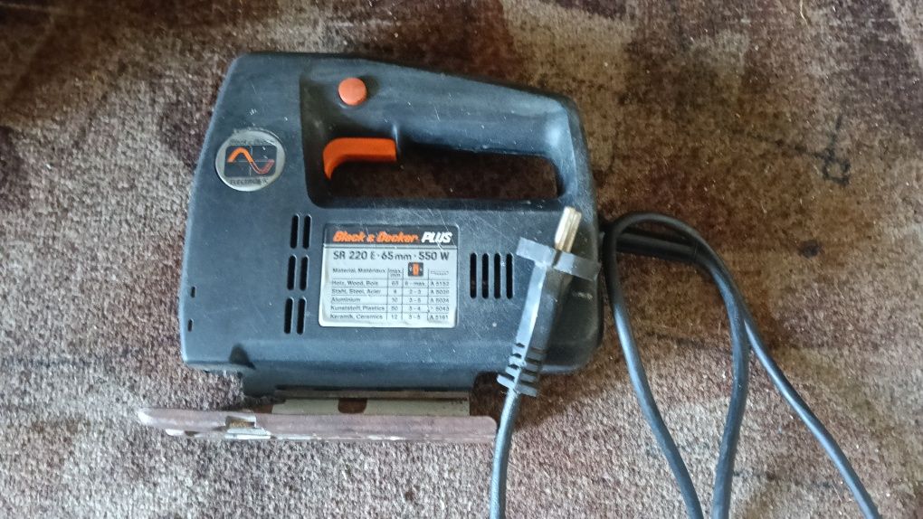 Wyrzynarka Black & Decker PLUS SR 220 E o mocy 550 W