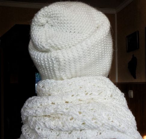 В'язана жіноча шапка і шарф хомут