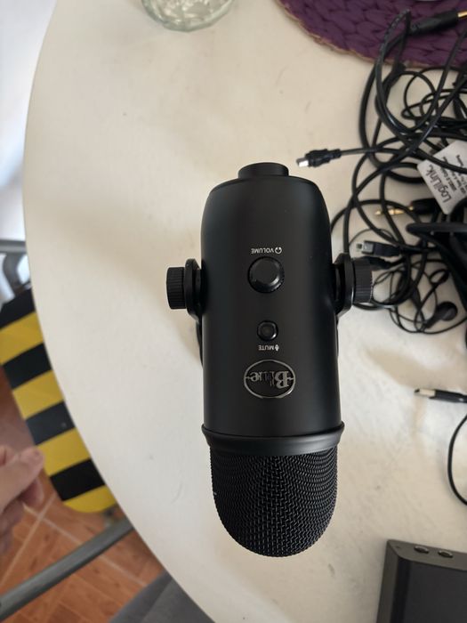 Blue Yeti USB microphone / behringer U-phobia UMC202HD