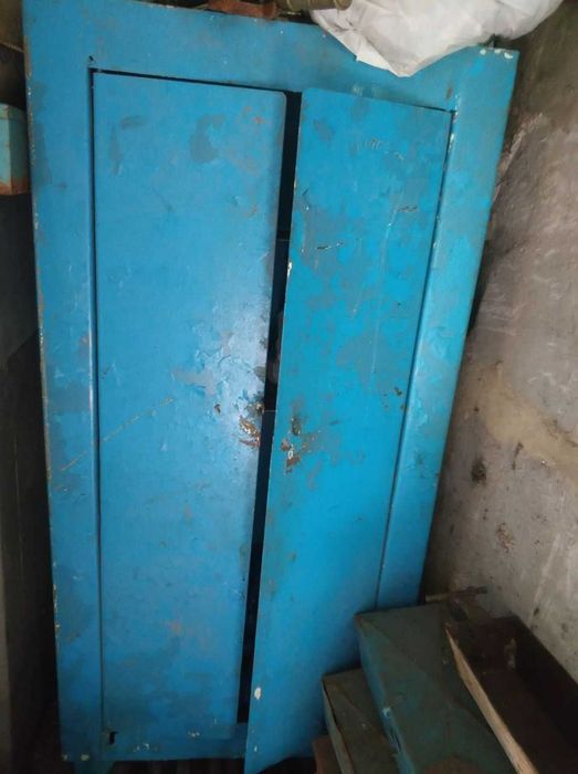 продам сейф, шкафчик металлический