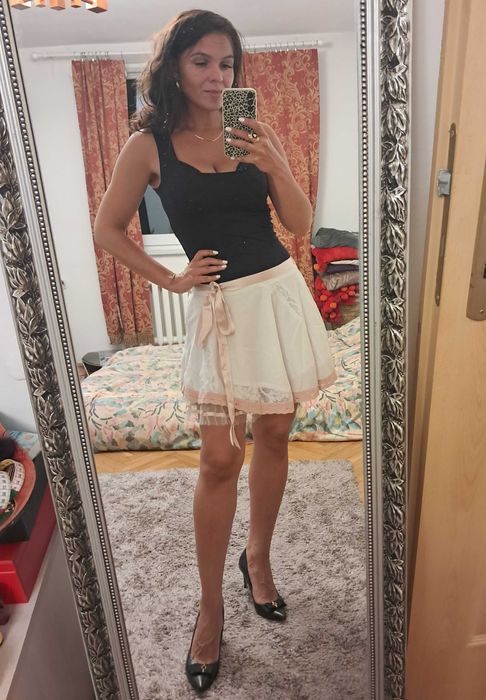 Krótka biała spódniczka włoskiej marki Rinascimento, rozm. M