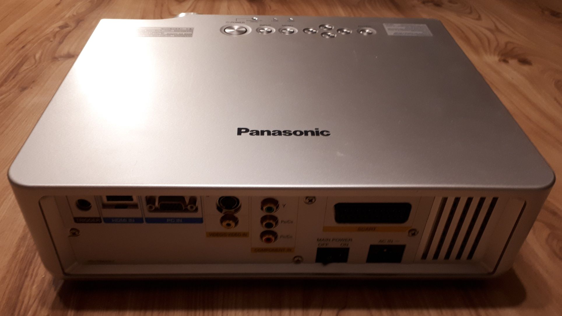 Kinowy projektor Panasonic PT-AE700E