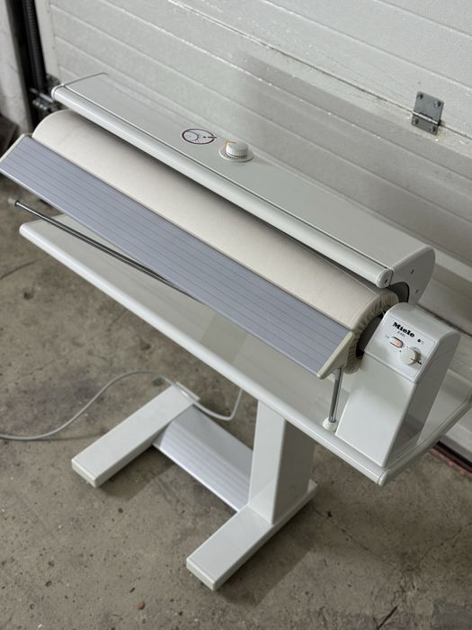 Прасувальний каток Miele B890 — ідеальний стан, відмінна якість