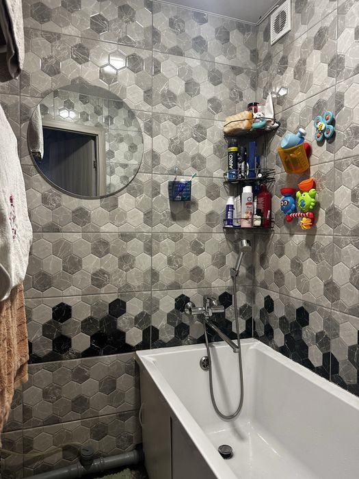 Продам 2к кв центр з меблями та технікою antonina