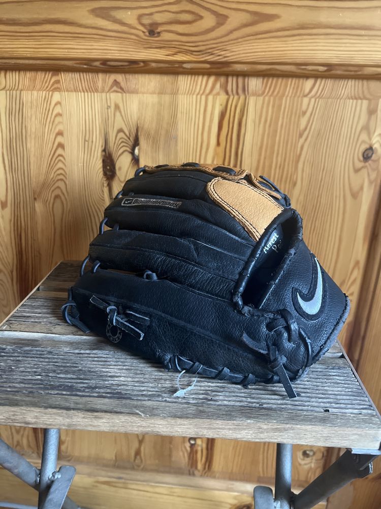 Sprzedam rękawicę baseballową firmy Nike model Ignitor 11,00 cali