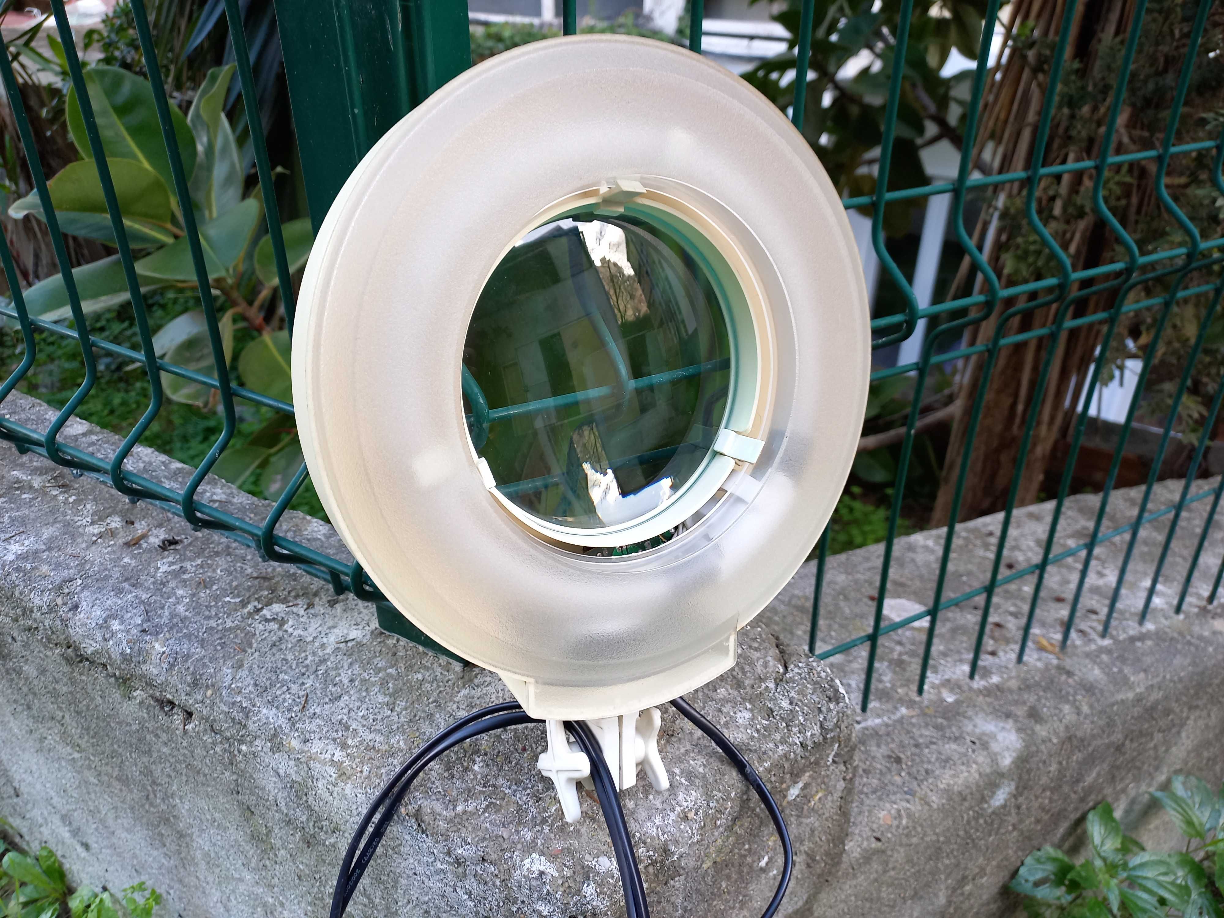 Lupa Grande com Lâmpada Ideal para ver letras pequenas