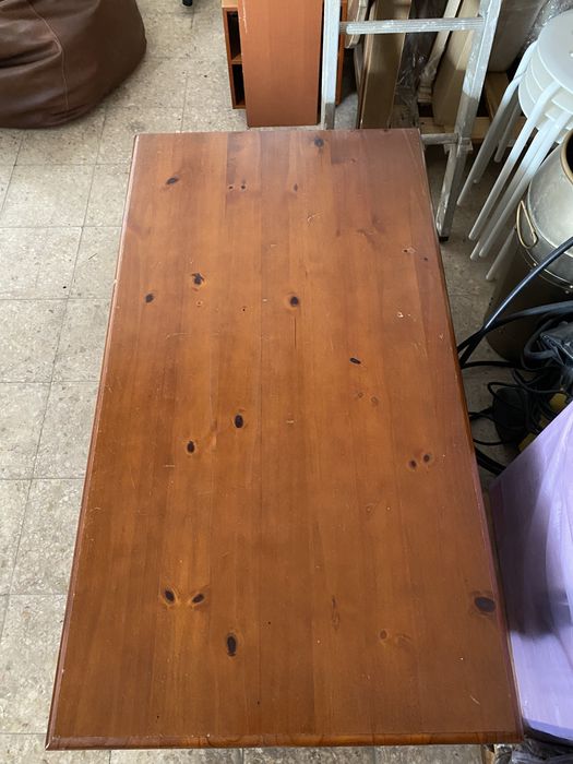 Mesa de centro castanha com maecas de uso