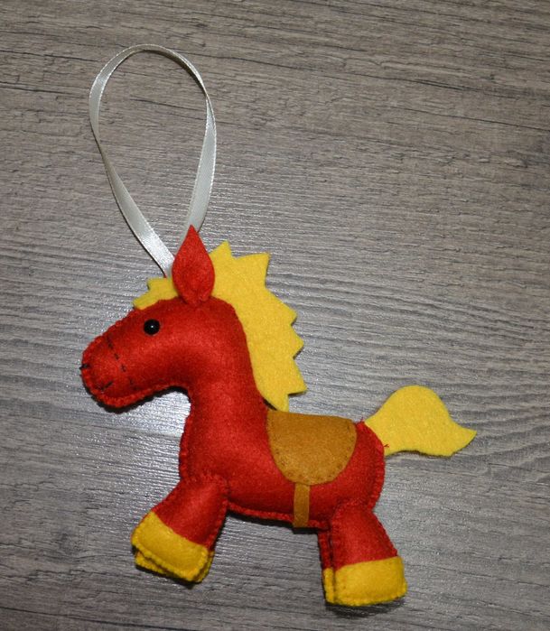 Ялинкова іграшка конячка символ 2026 року