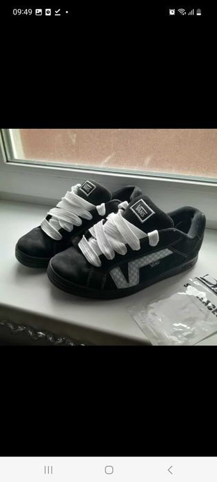 Широкі шнурки білого кольору.Дешево