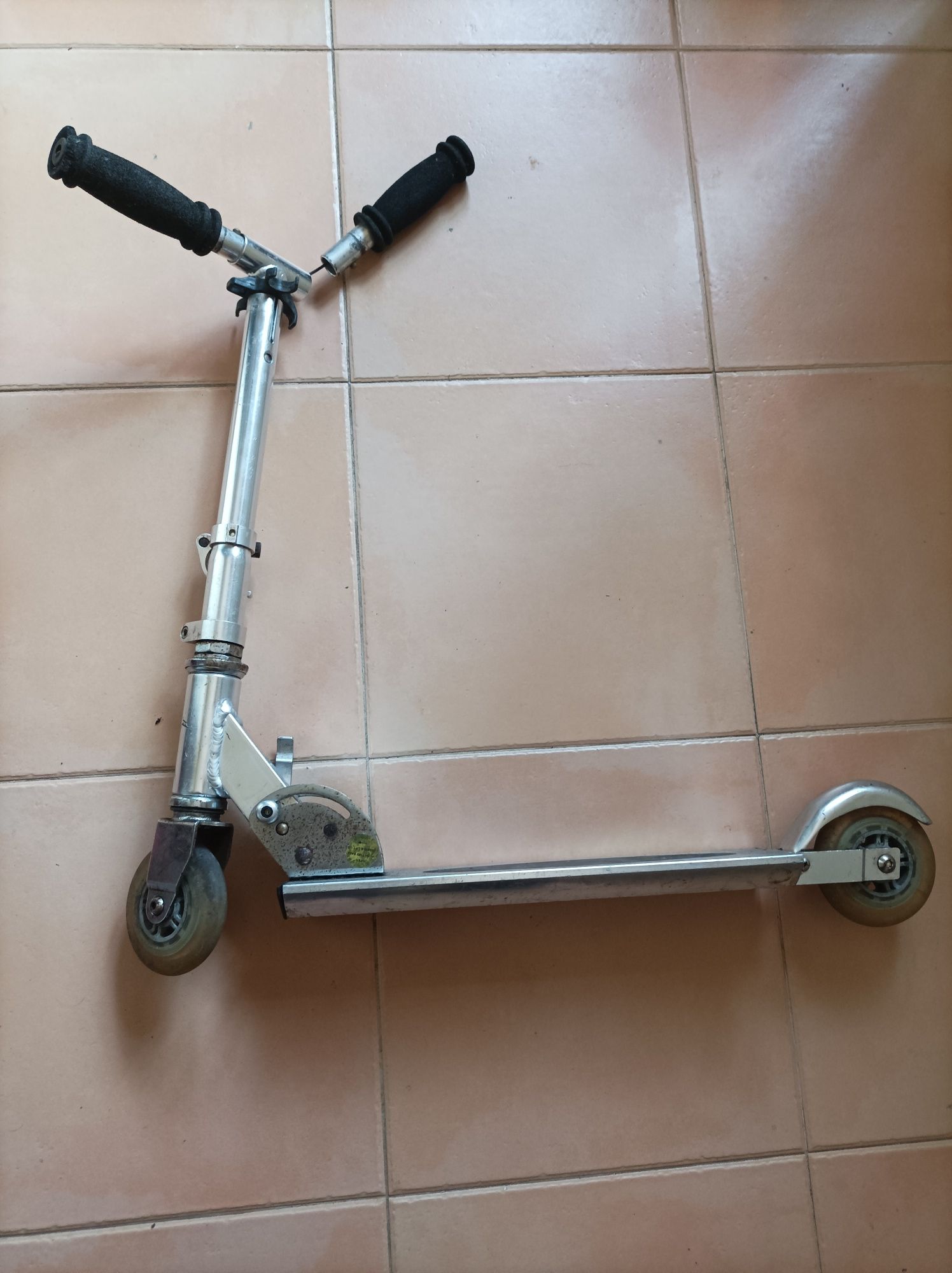 Trotineta infantil dobrável e estencivel