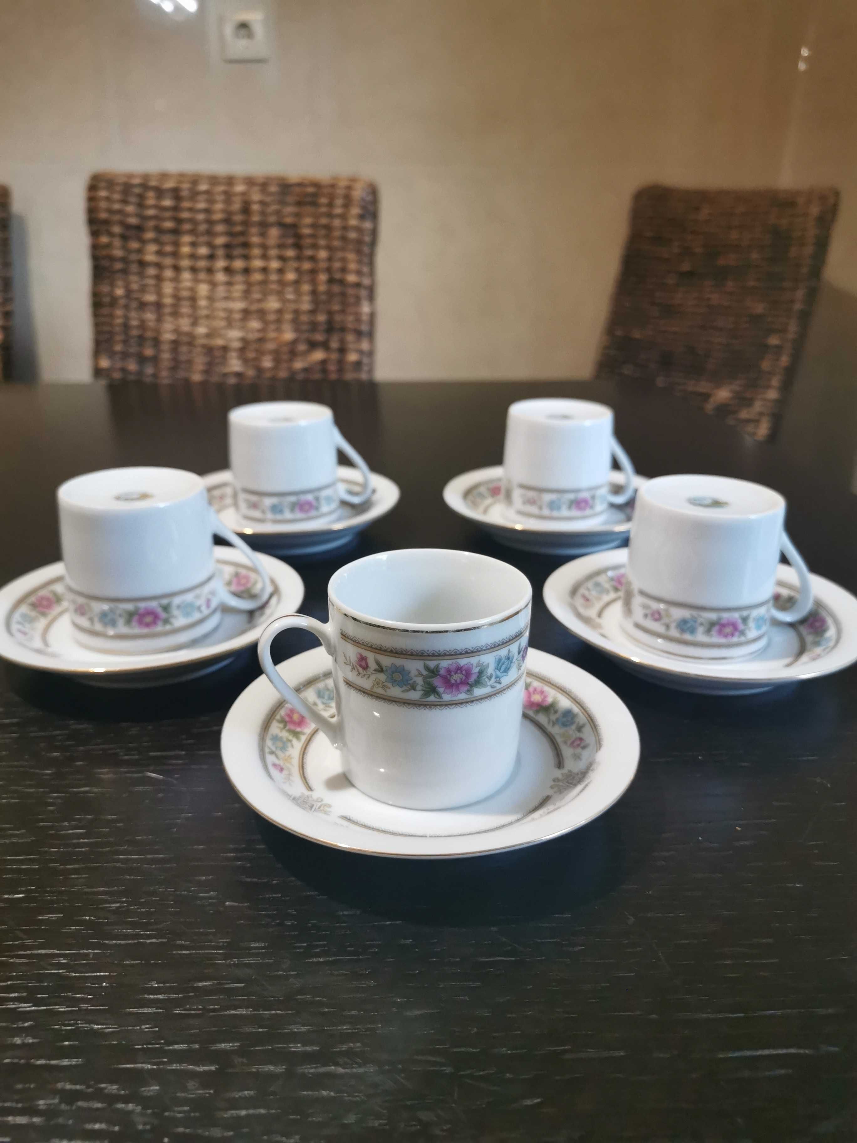 Conjunto de chávenas de cafe