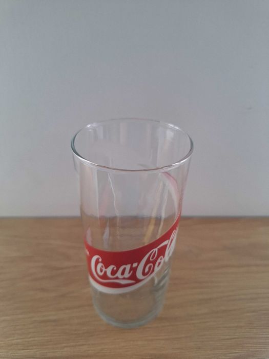 Oryginalny szklany Coca-Cola o pojemności 300 ml.