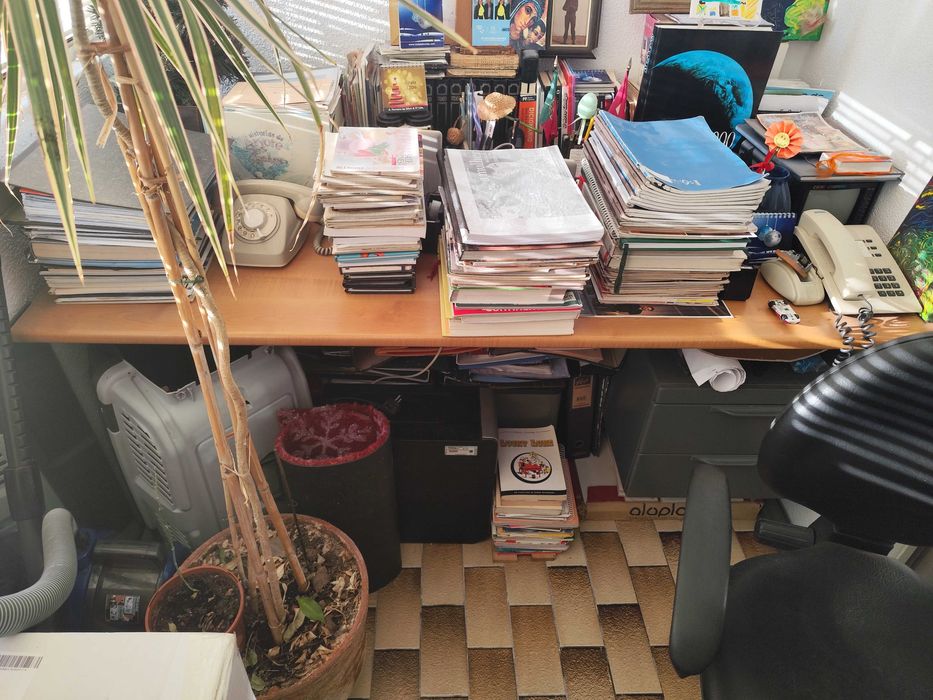 Mesa de escritório com pés e arrumação