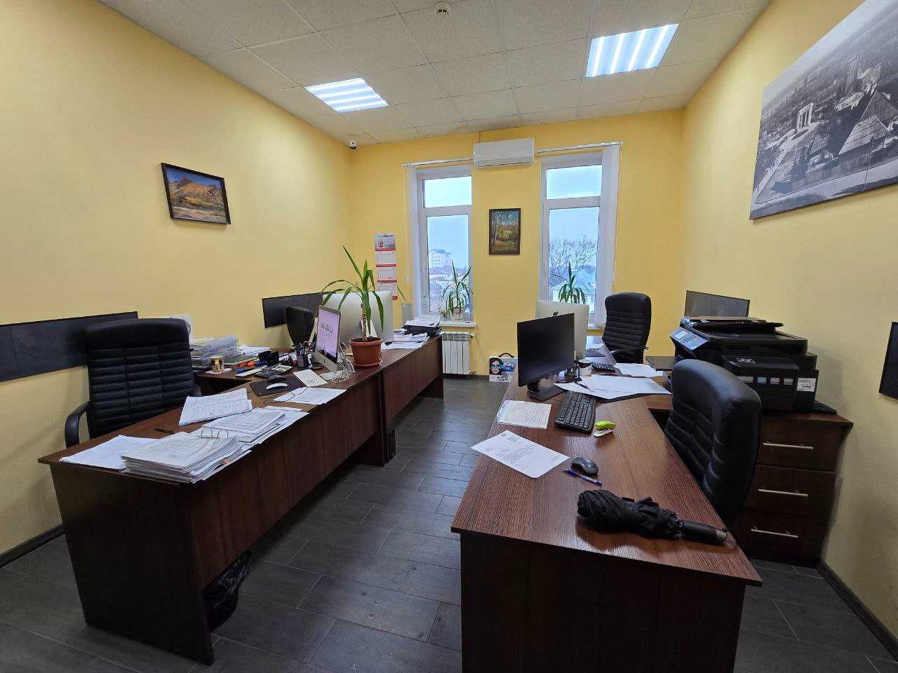 Кабінет в центрі з меблями