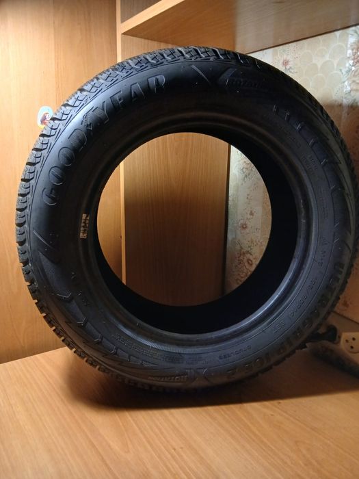 Продам майже нову резину, гума goodyear зимова, r14-185/65.