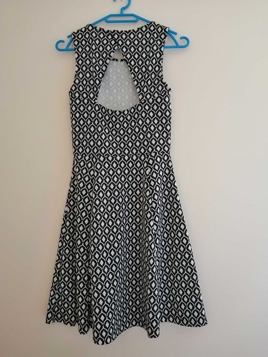 Vestido com padrão em preto e branco