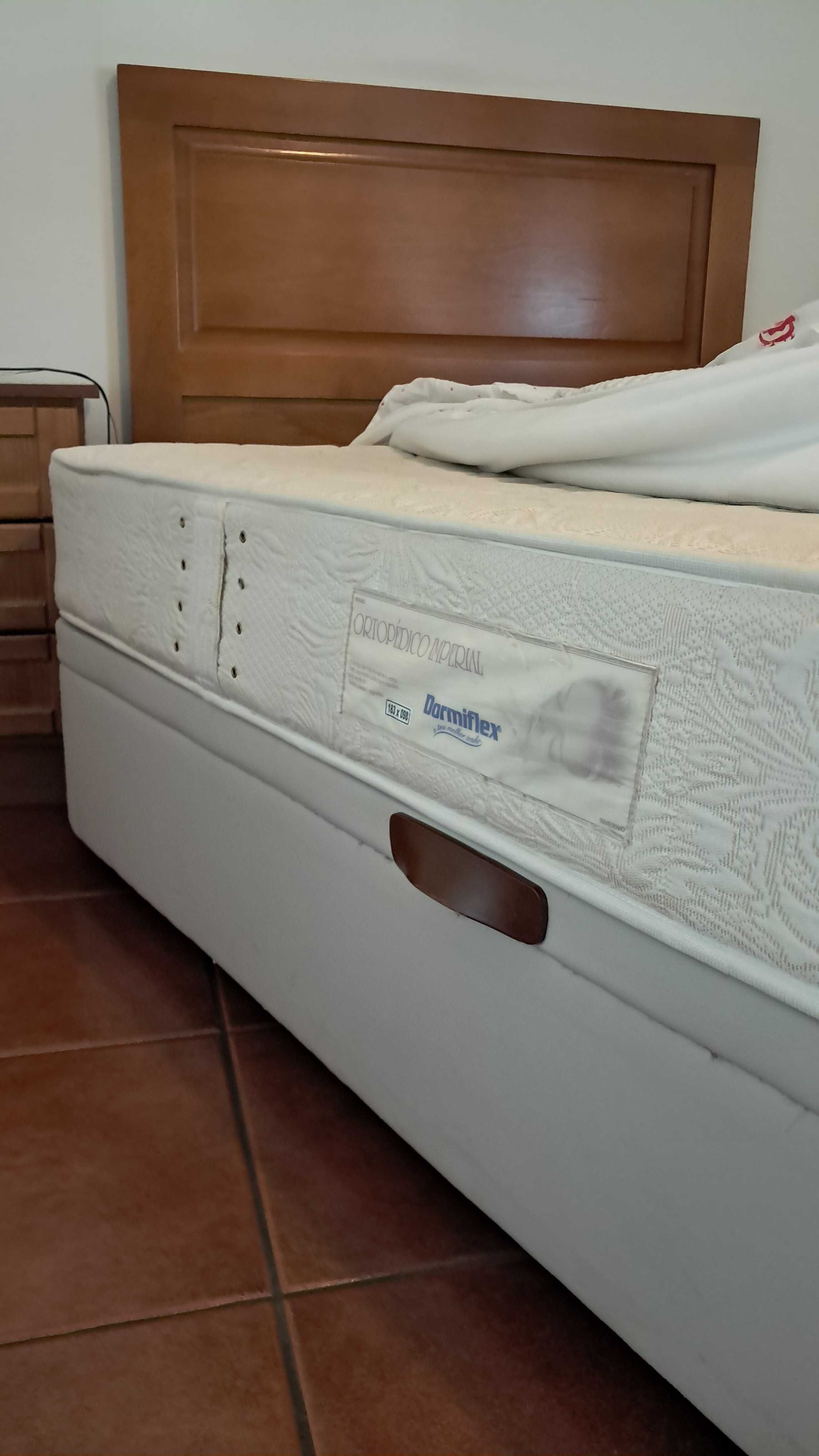 Conjunto Quarto: Sommier com Colchão e Cabeceira e Mesa de Cabeceira!