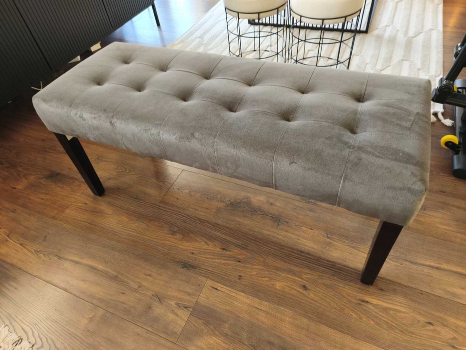 Szara ławeczka na nóżkach