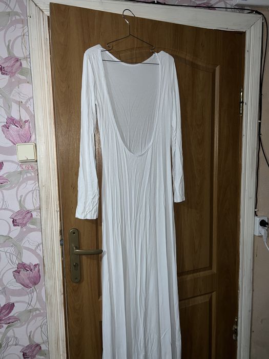 Біла пляжна сукня з відкритою спиною